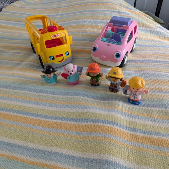PRICE DROP!  Fisher Price Little People Bus, Car and People - Picture 1 of 10